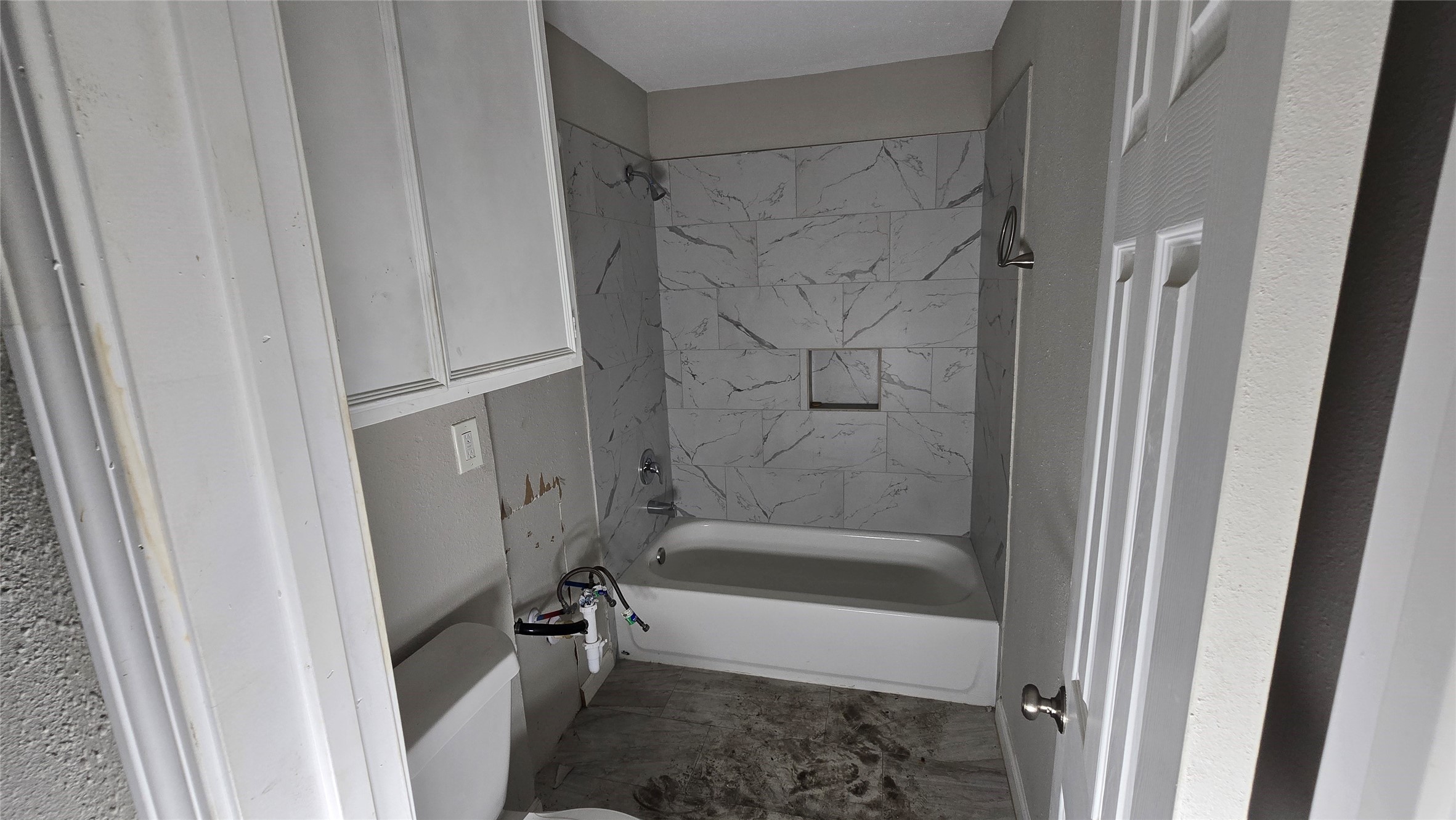 6723 South Loop E Freeway, Unit 9 Houston, TX 77087 - Photo 20 of 50 a bathroom with a bathtub and a shower
