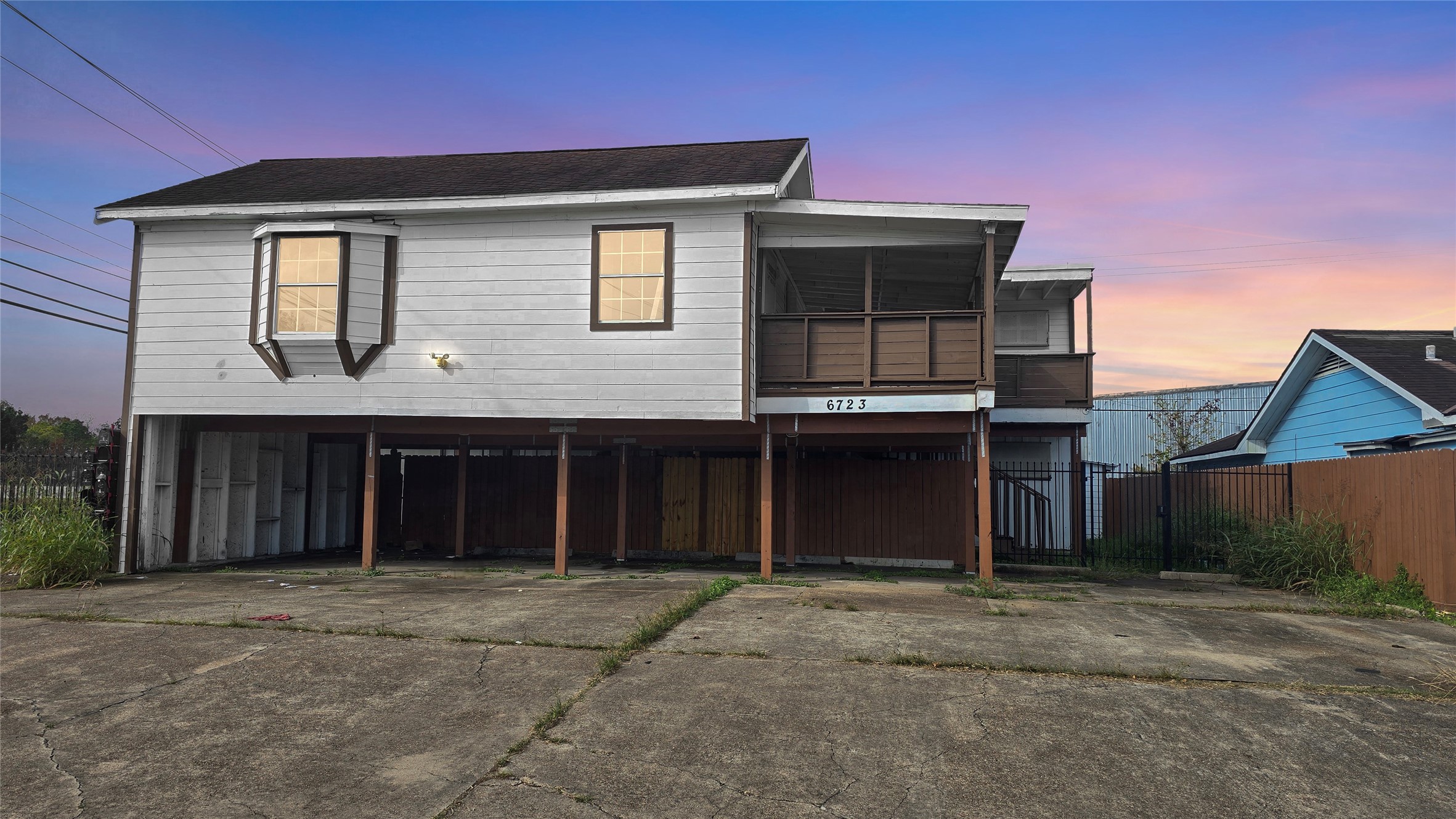 6723 South Loop E Freeway, Unit 9 Houston, TX 77087 - Photo 2 of 50 a front view of a house with a yard