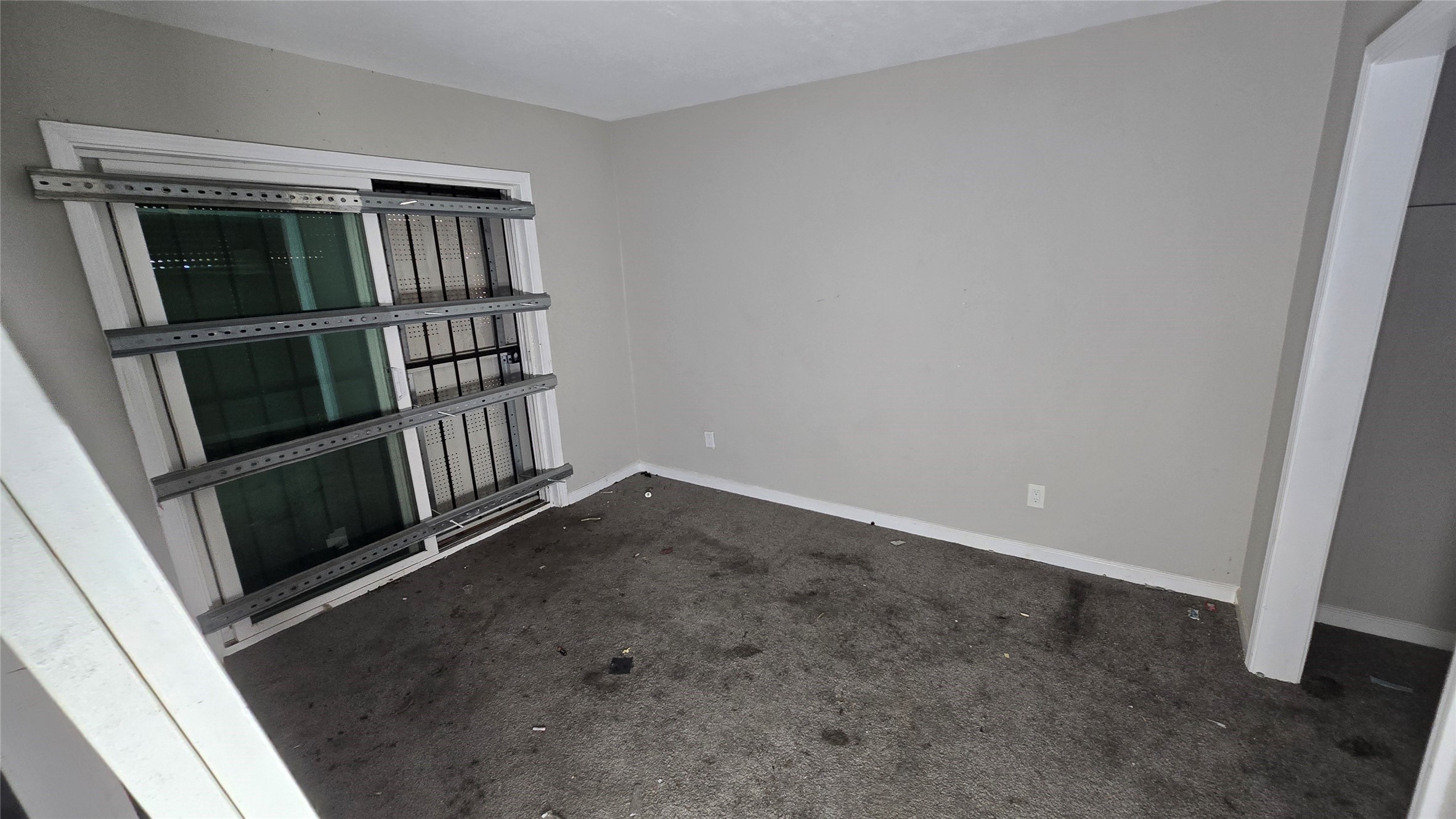 6723 South Loop E Freeway, Unit 9 Houston, TX 77087 - Photo 21 of 50 an empty room with staircase