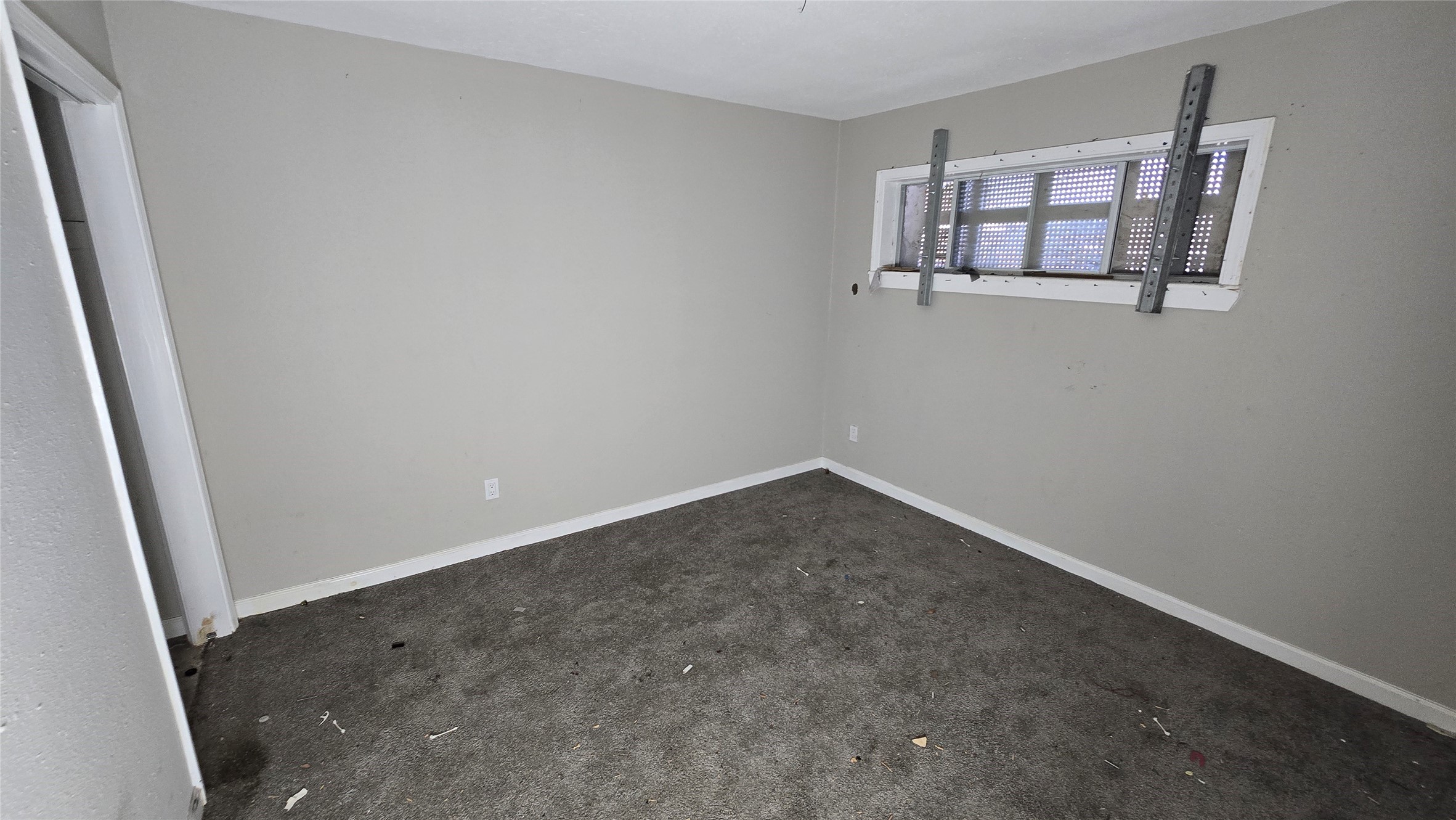 6723 South Loop E Freeway, Unit 9 Houston, TX 77087 - Photo 22 of 50 an empty room with windows