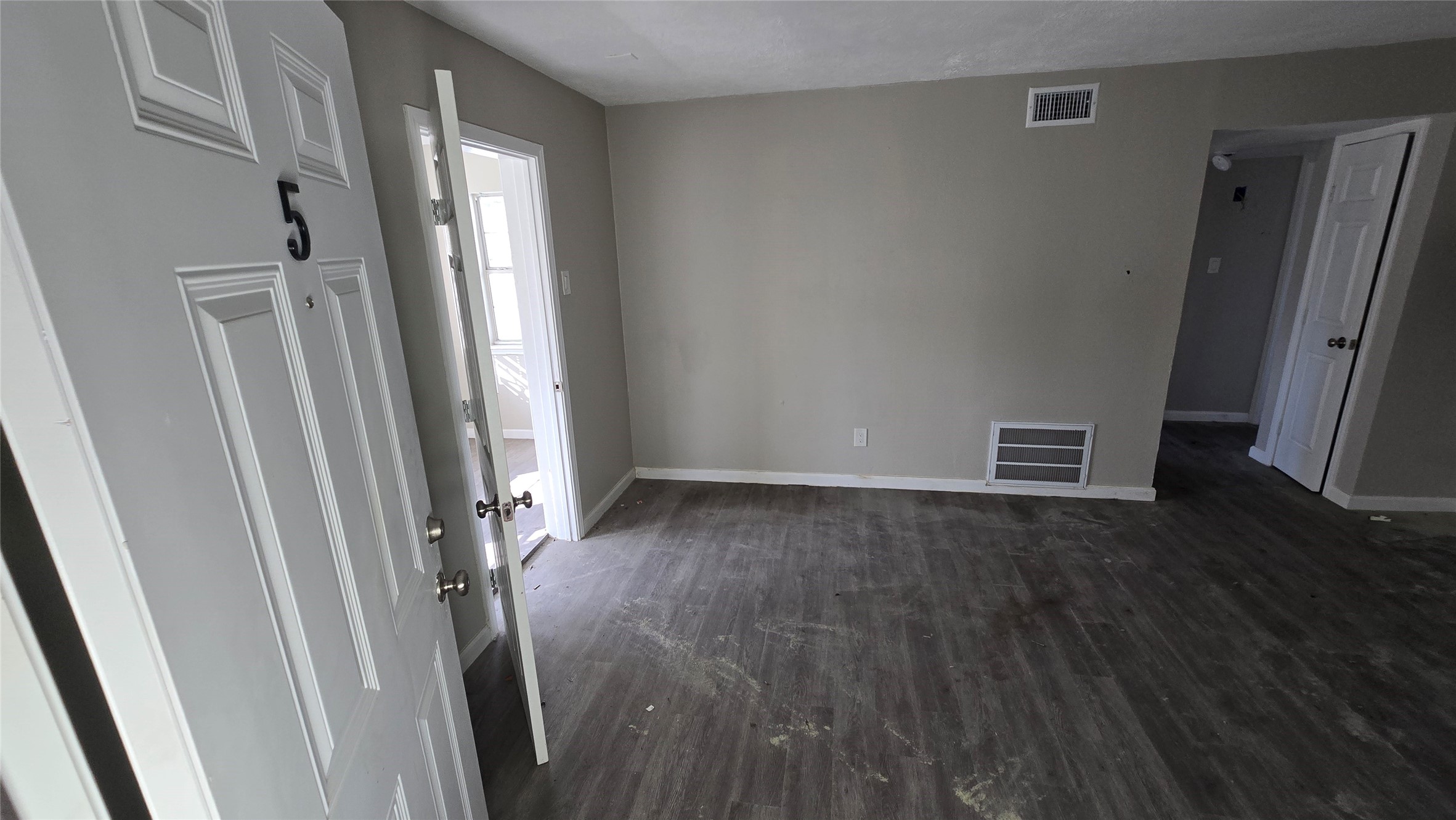 6723 South Loop E Freeway, Unit 9 Houston, TX 77087 - Photo 23 of 50 a view of a hallway and wooden floor