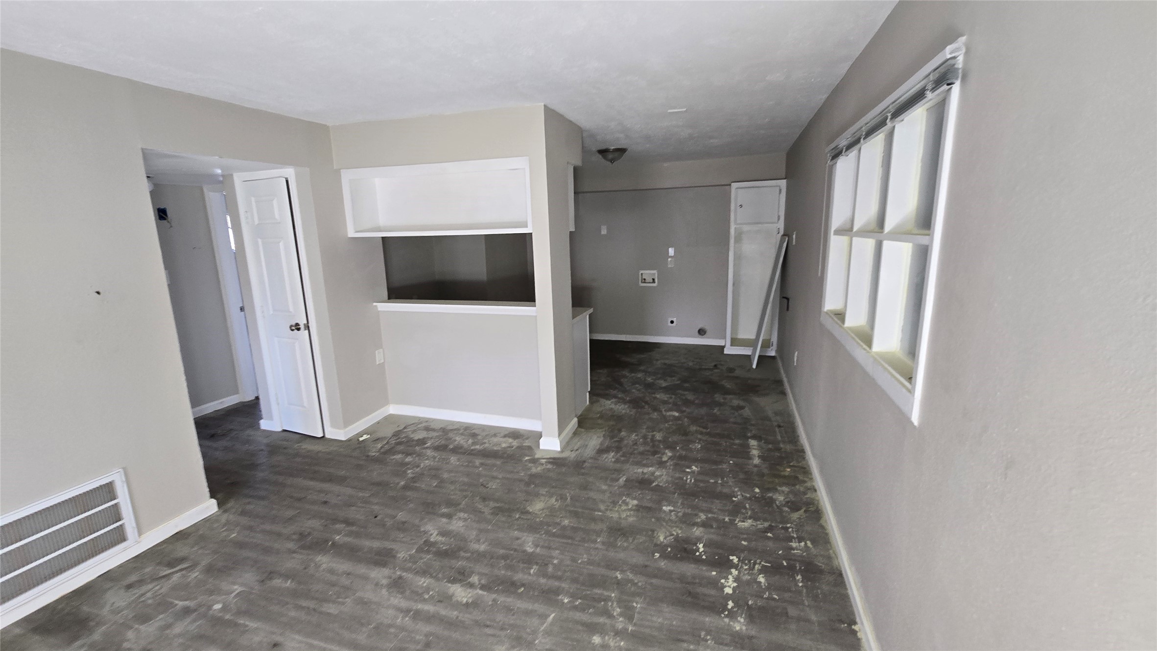 6723 South Loop E Freeway, Unit 9 Houston, TX 77087 - Photo 24 of 50 a view of a hallway to rooms