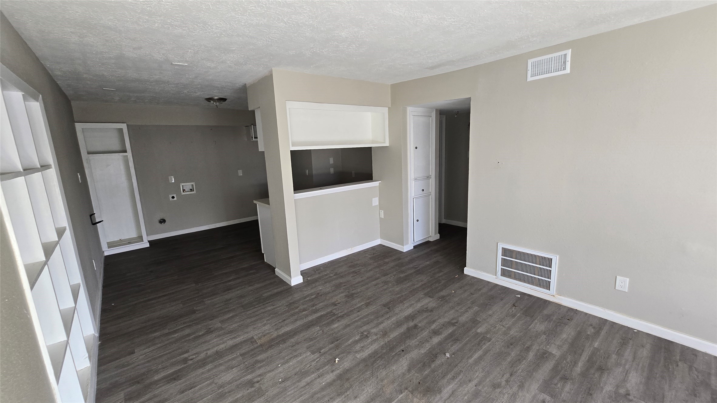 6723 South Loop E Freeway, Unit 9 Houston, TX 77087 - Photo 36 of 50 an empty room with wooden floor and white walls