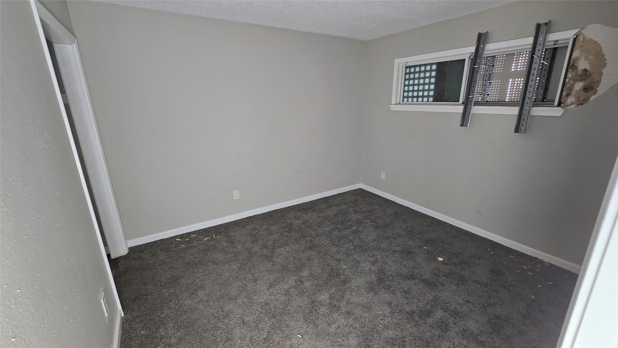 6723 South Loop E Freeway, Unit 9 Houston, TX 77087 - Photo 40 of 50 an empty room with windows