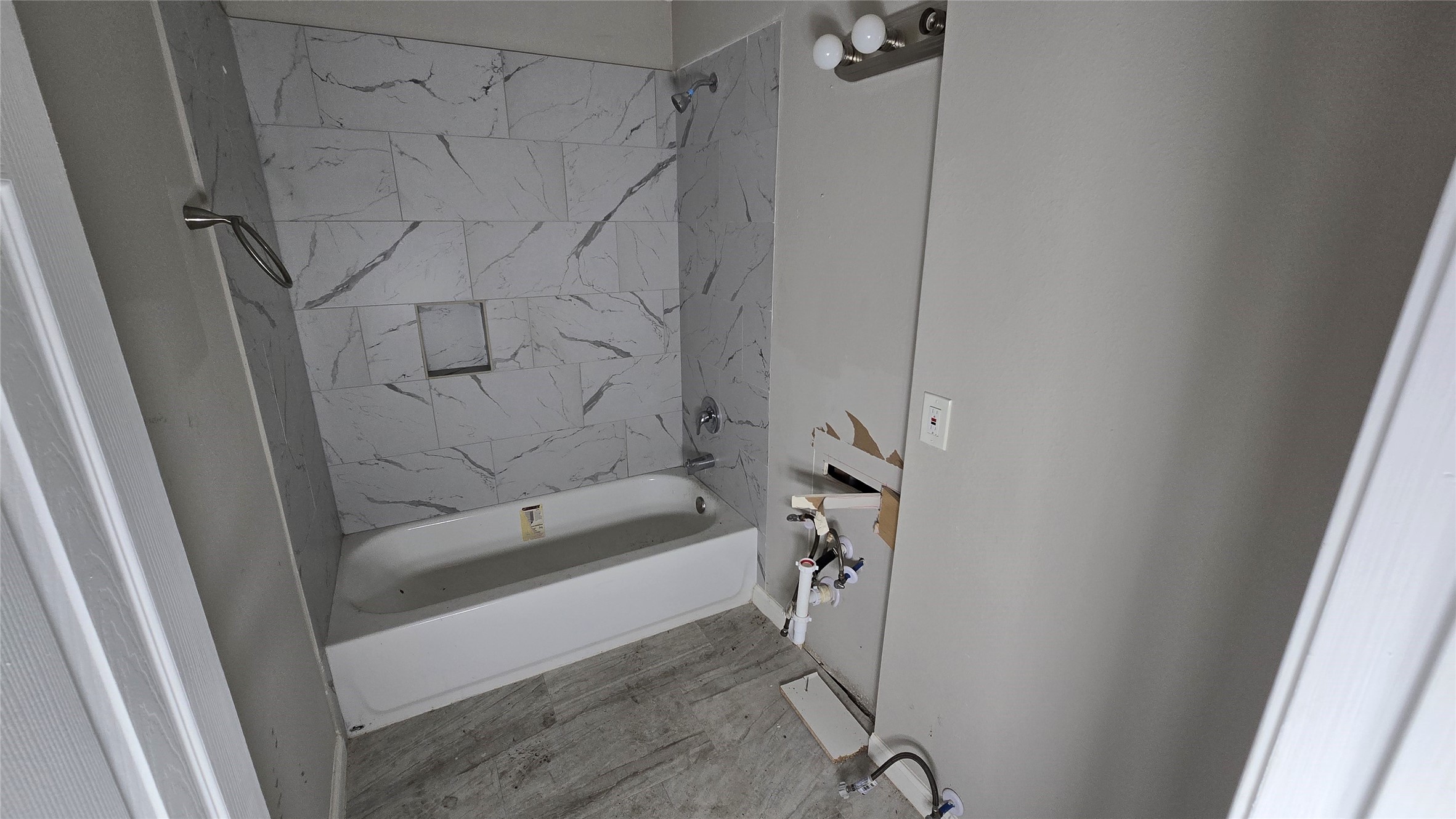 6723 South Loop E Freeway, Unit 9 Houston, TX 77087 - Photo 4 of 50 a bathroom with a bathtub and a shower