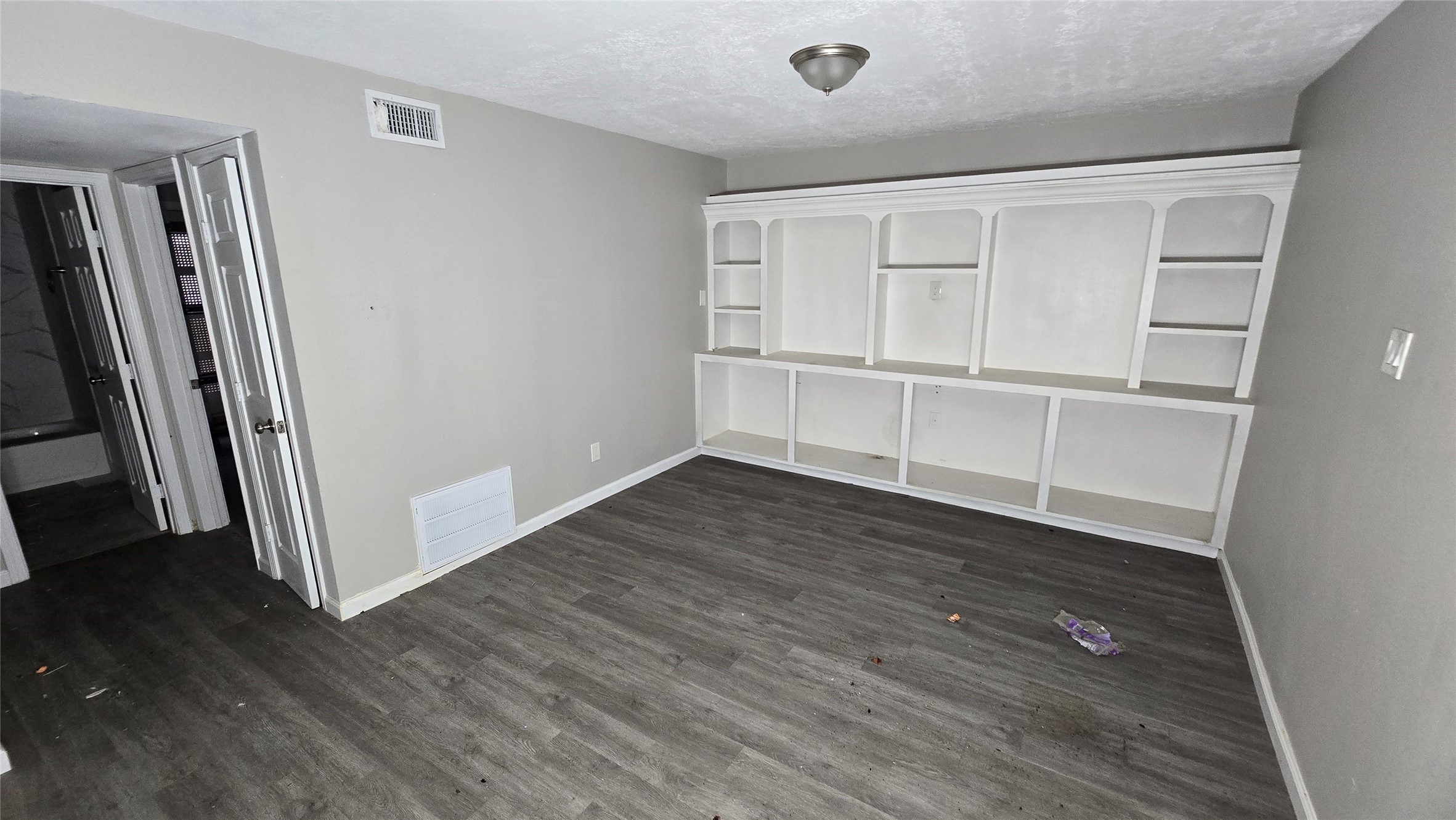 6723 South Loop E Freeway, Unit 9 Houston, TX 77087 - Photo 42 of 50 a view of an empty room with wooden floor and a window