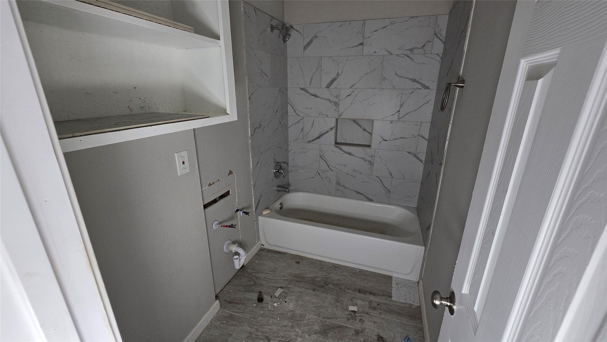6723 South Loop E Freeway, Unit 9 Houston, TX 77087 - Photo 43 of 50 a bathroom with a bathtub and a shower