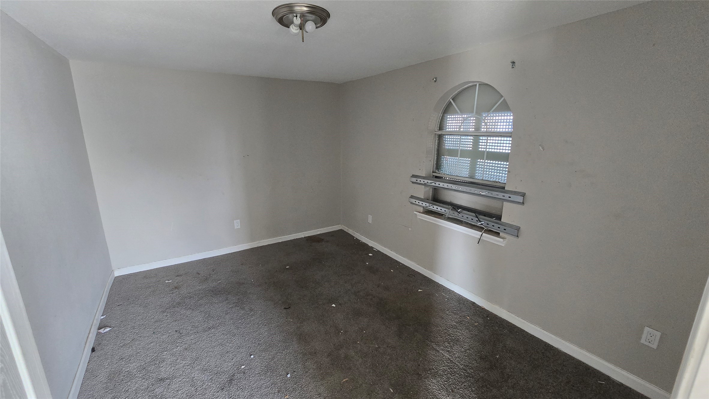 6723 South Loop E Freeway, Unit 9 Houston, TX 77087 - Photo 47 of 50 an empty room with windows