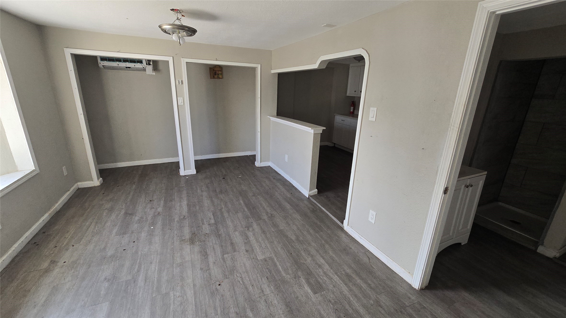 6723 South Loop E Freeway, Unit 9 Houston, TX 77087 - Photo 48 of 50 an empty room with wooden floor and a ceiling fan