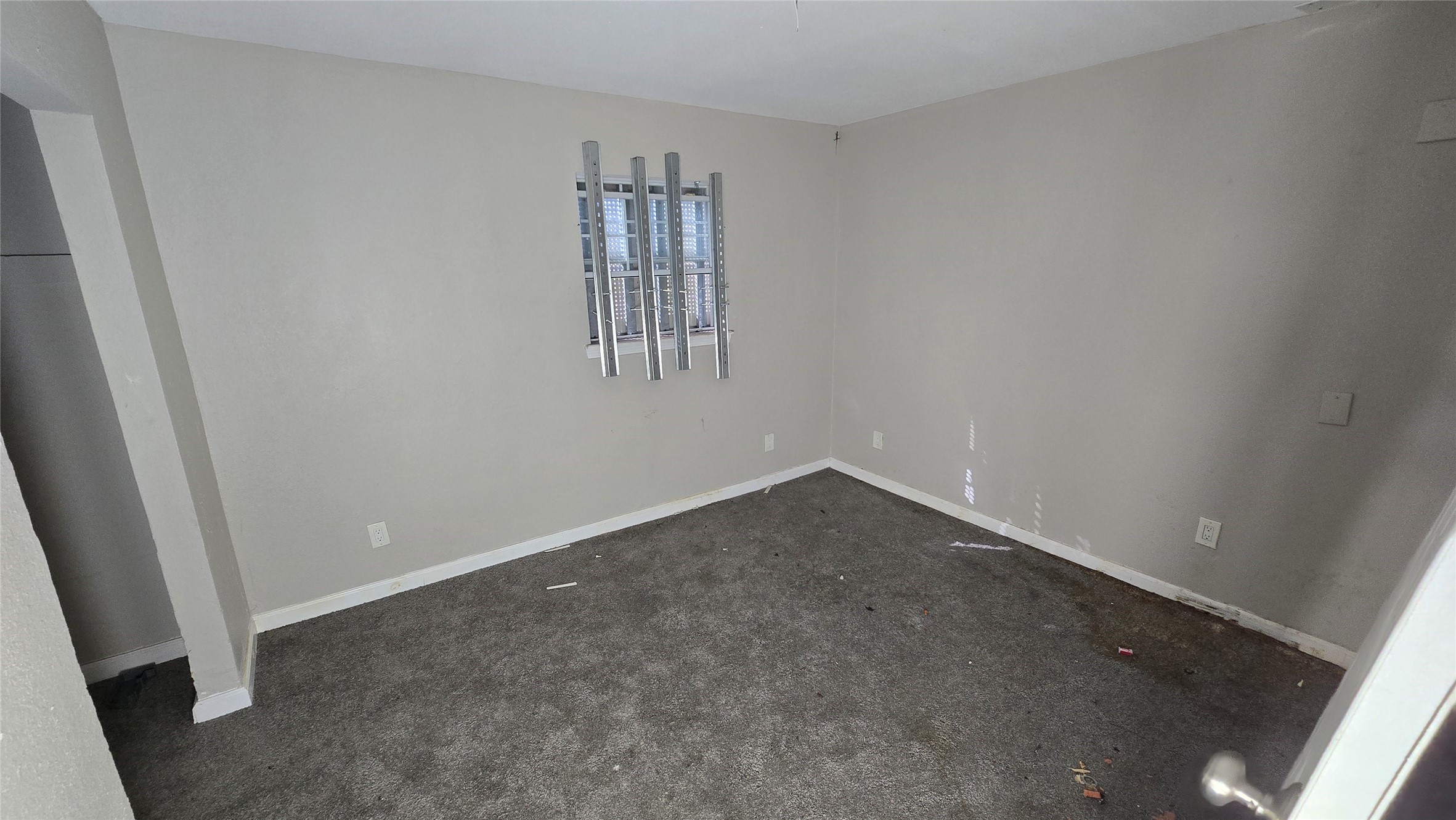 6723 South Loop E Freeway, Unit 9 Houston, TX 77087 - Photo 5 of 50 an empty room with windows