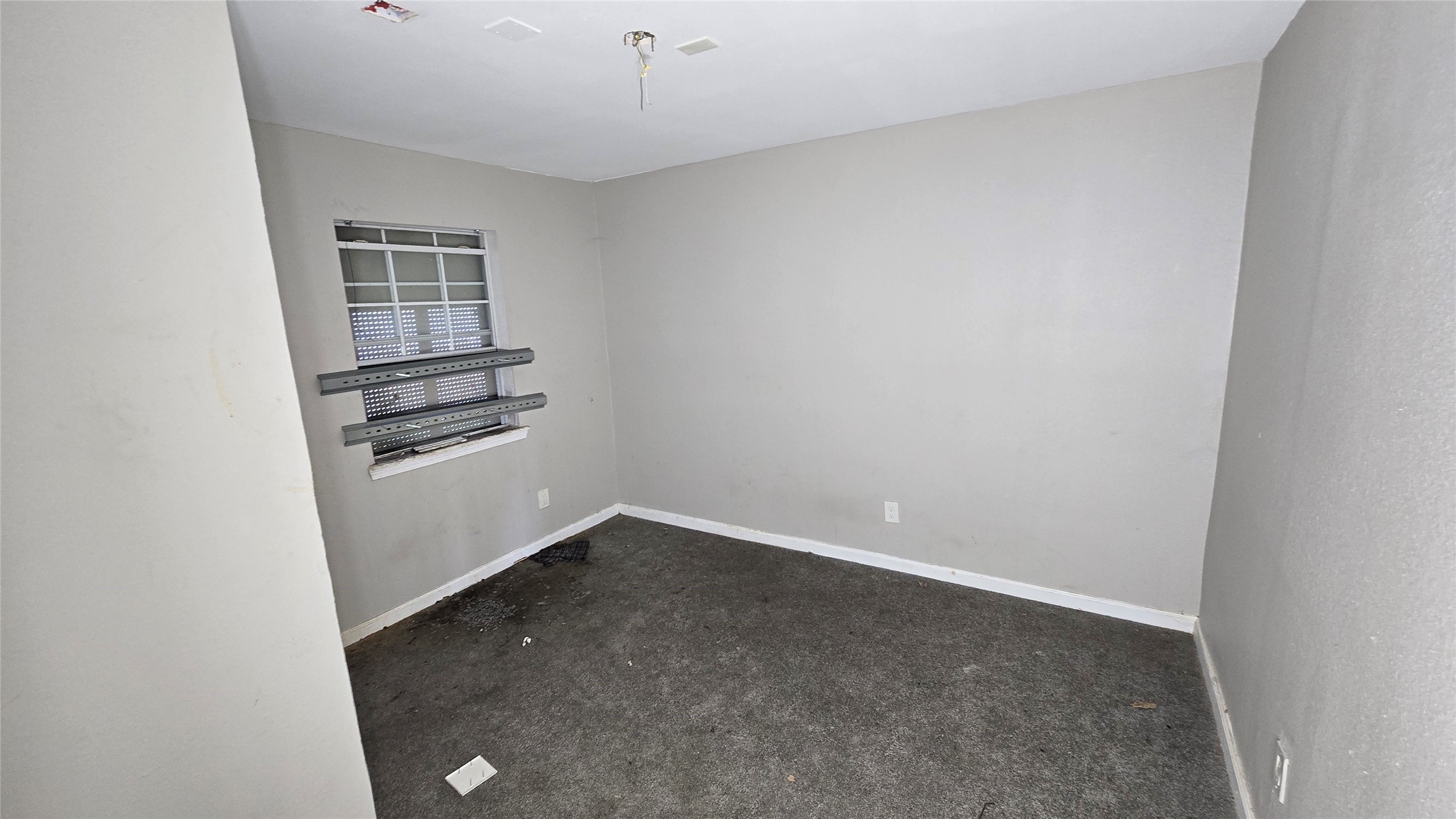 6723 South Loop E Freeway, Unit 9 Houston, TX 77087 - Photo 6 of 50 an empty room with windows