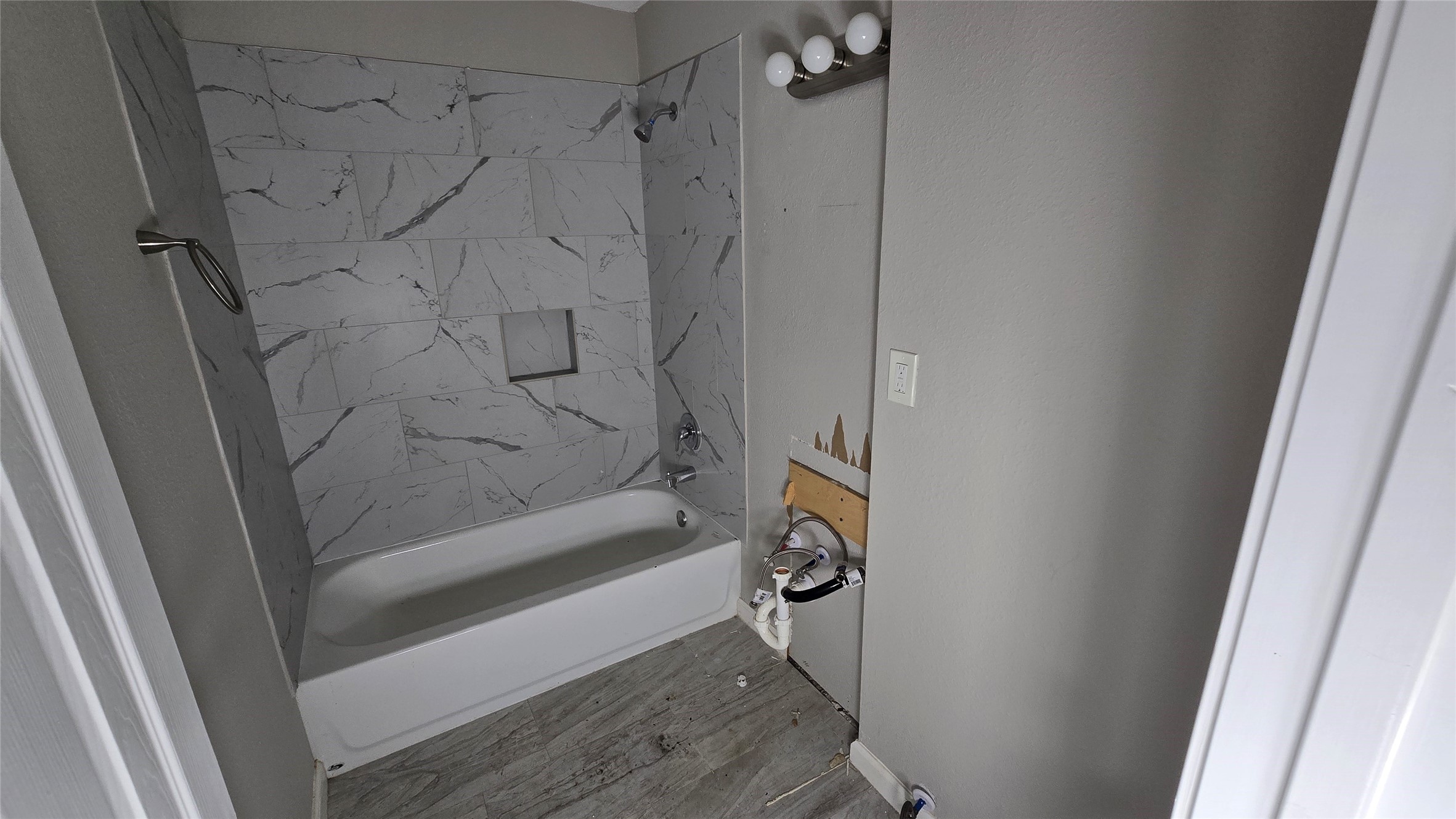 6723 South Loop E Freeway, Unit 9 Houston, TX 77087 - Photo 10 of 50 a bathroom with a bathtub and a shower
