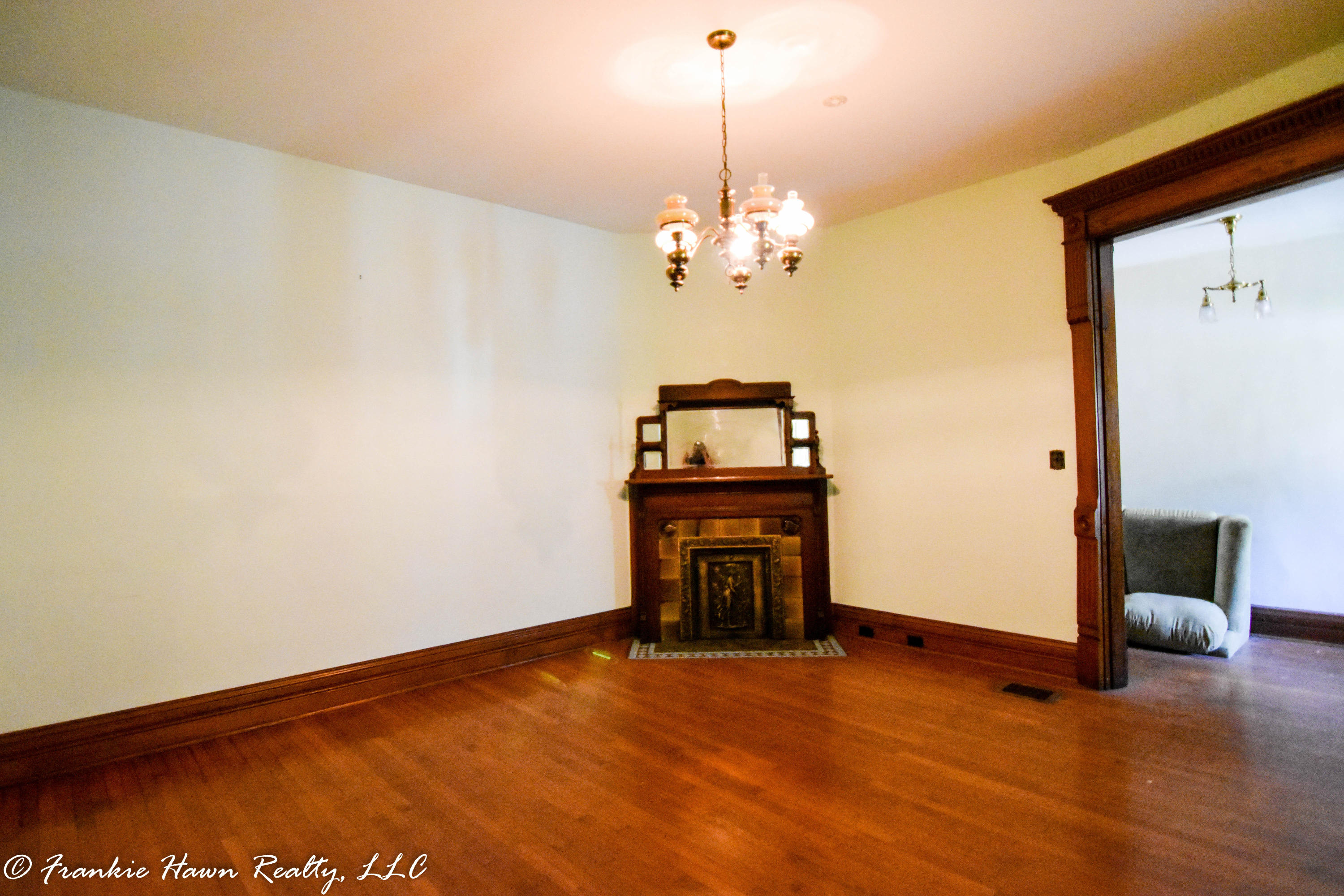 303 West Rhea Avenue Spring City, TN 37381 - Photo 8 of 40 Living Room