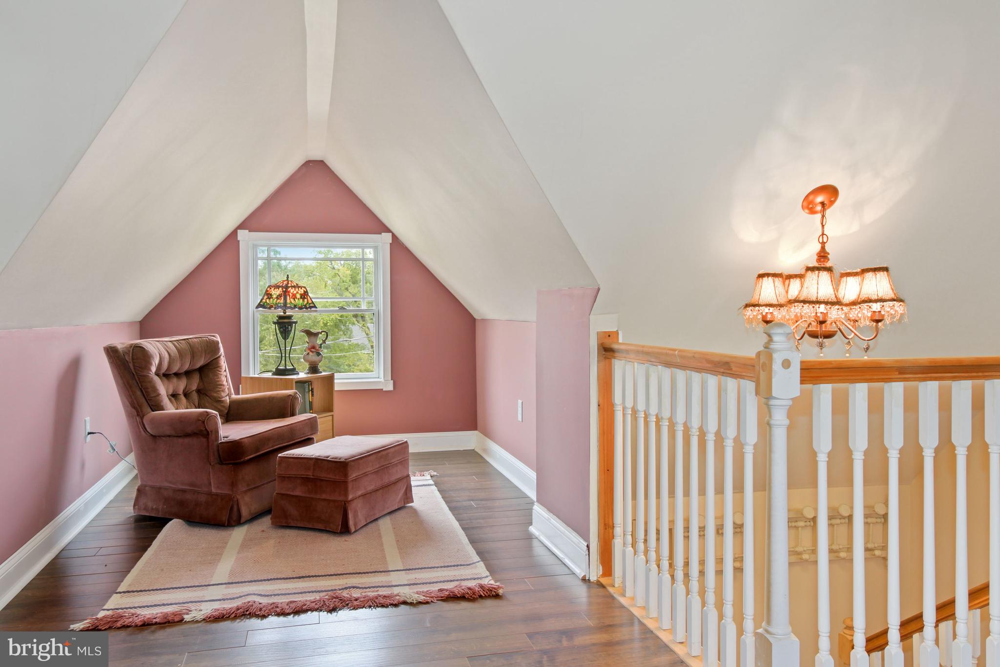 5109 South Rolling Road Halethorpe, MD 21227 - Photo 20 of 60 Top Level Sitting Area