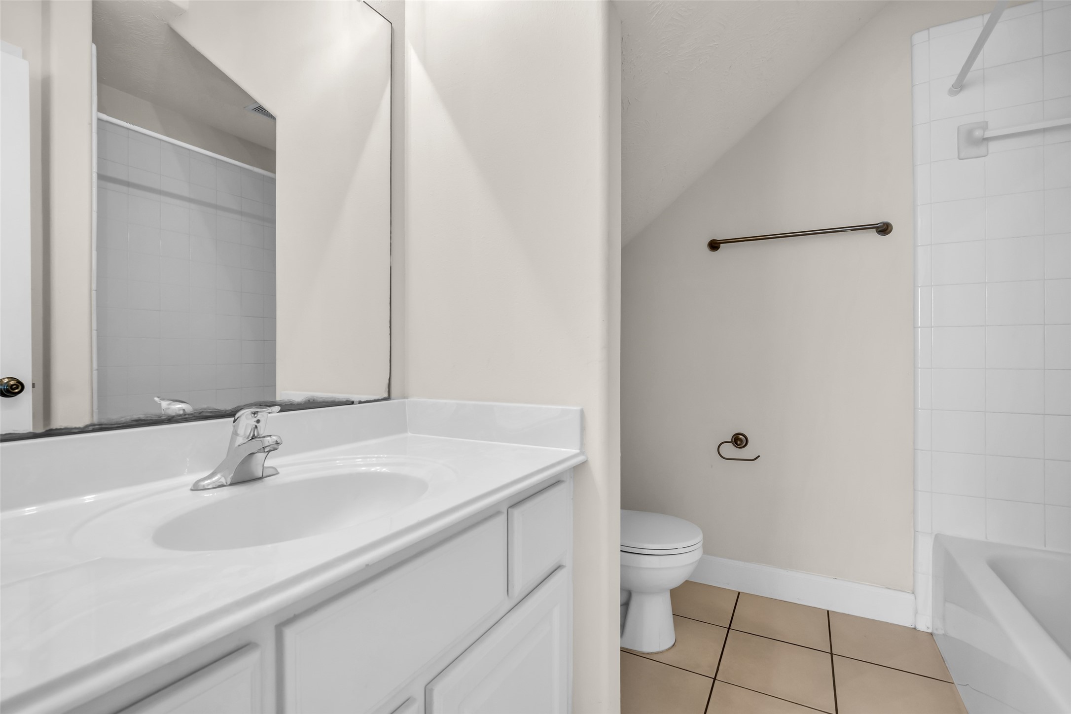 1803 Stacy Crest Houston, TX 77008 - Photo 4 of 28 Inside the first-floor bedroom, the bathroom features a tub and shower combination with a clean, functional layout designed for everyday comfort.