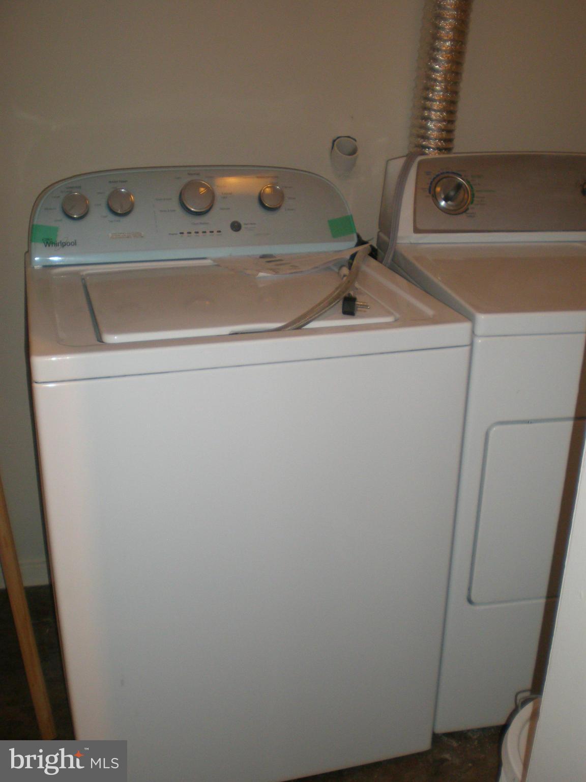 6101 Edsall Road, Unit 1412 Alexandria, VA 22304 - Photo 16 of 17 a utility room with dryer and washer