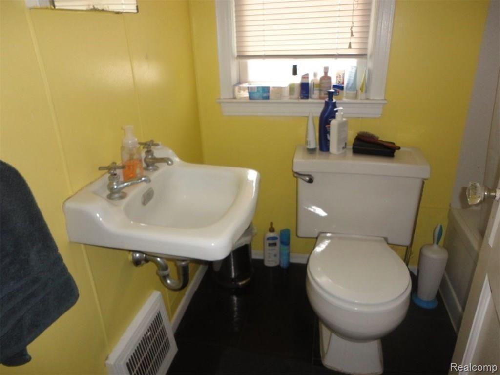 326 Stratford Road Ferndale, MI 48220 - Photo 15 of 24 Upper Unit Bathroom