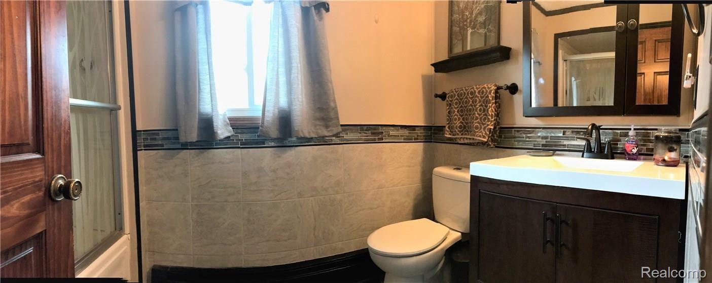 8055 East Carpenter Road Davison, MI 48423 - Photo 16 of 22 8055 carpenter ll bath pana use.jpg
