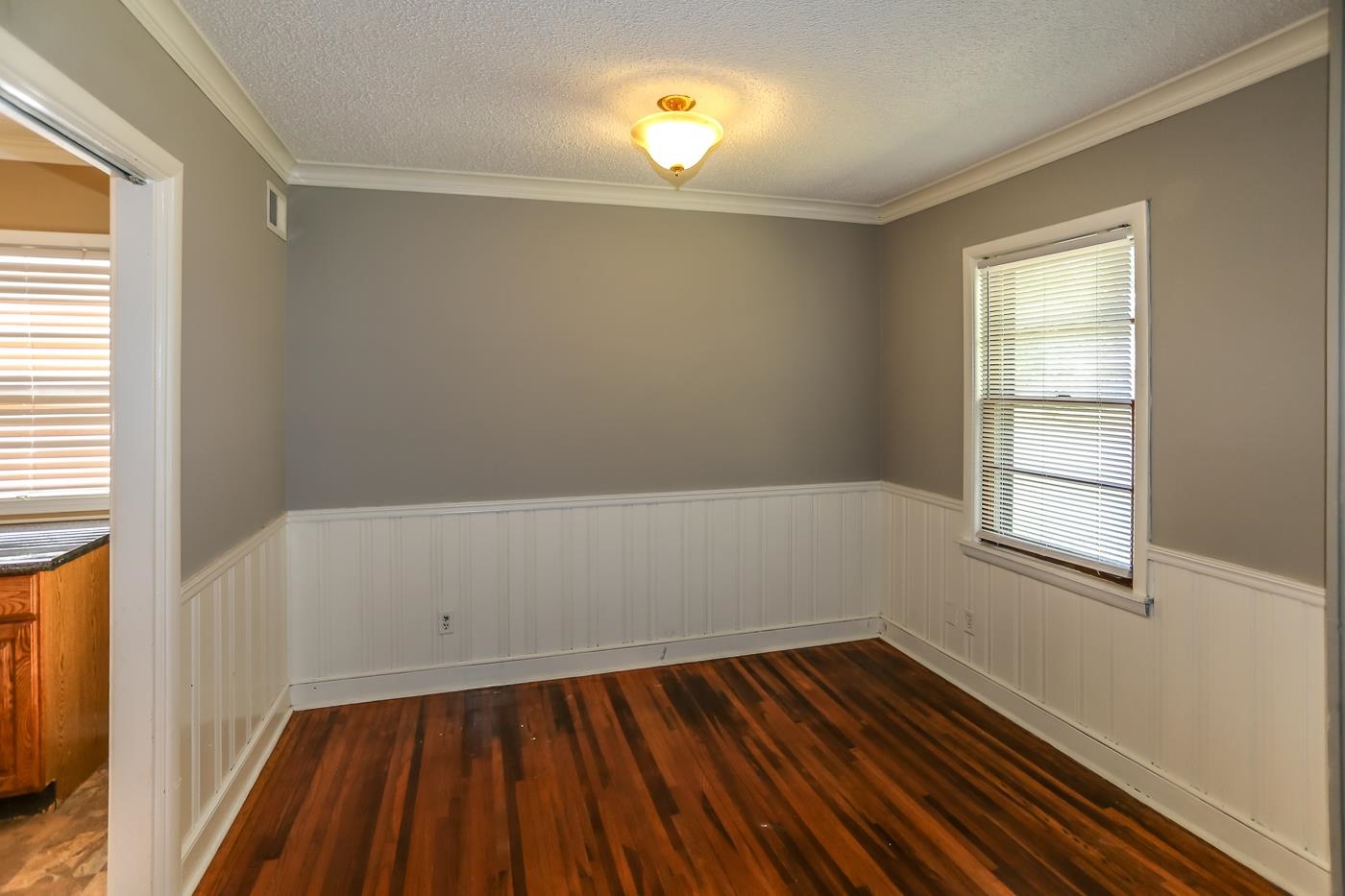 4705 Owen Road Memphis, TN 38122 - Photo 8 of 18 an empty room with a window