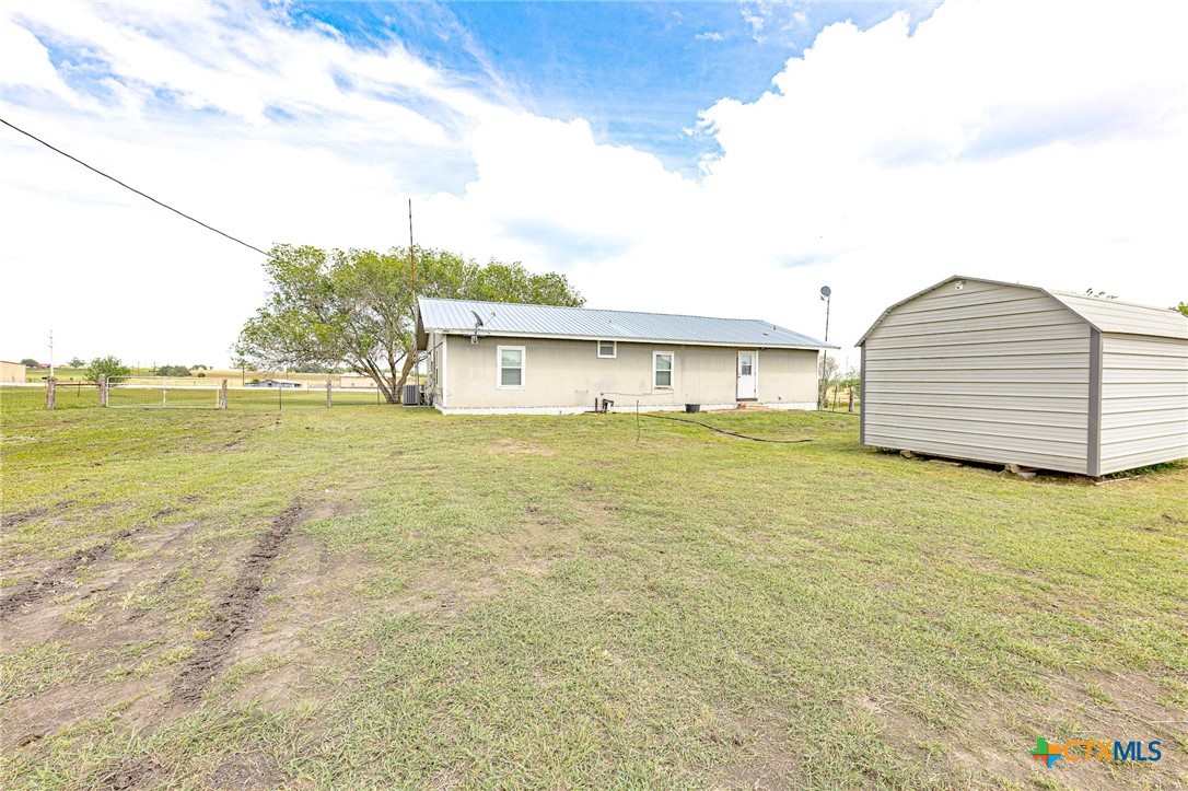 3300 State Highway 95 Shiner, TX 77984 - Photo 23 of 26 a big room with an ocean view