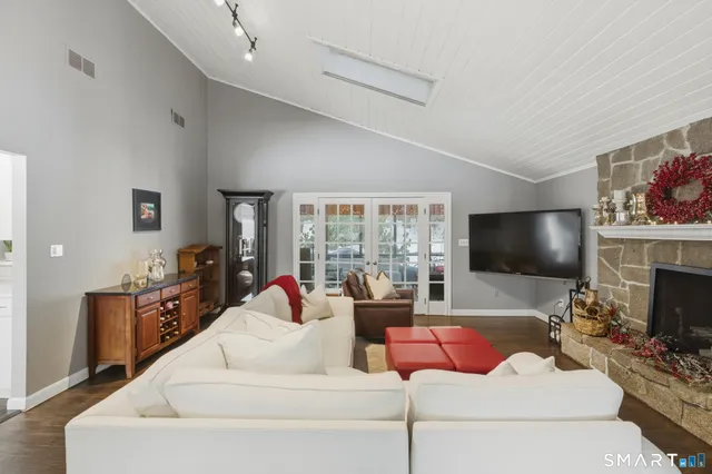 $800,000 | 324 Old Farms Road, Simsbury, CT 06070