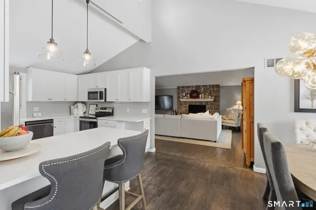 $800,000 | 324 Old Farms Road, Simsbury, CT 06070