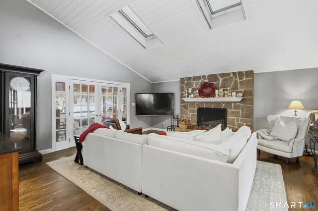 $800,000 | 324 Old Farms Road, Simsbury, CT 06070