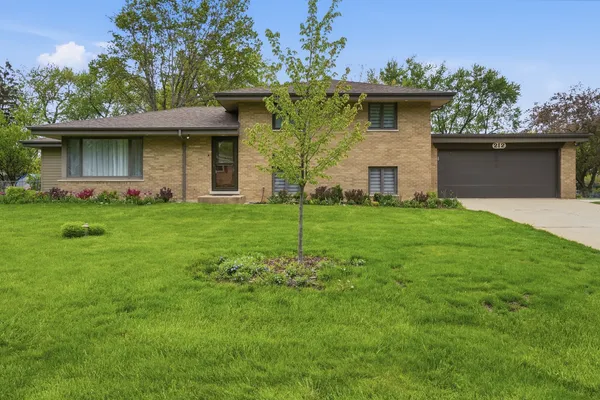 $625,000 | 212 East Monterey Avenue, Schaumburg, IL 60193