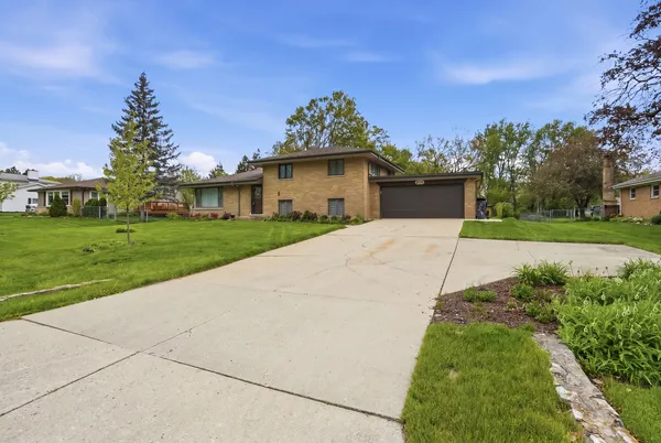 $625,000 | 212 East Monterey Avenue, Schaumburg, IL 60193