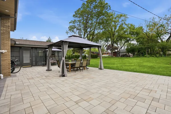 $625,000 | 212 East Monterey Avenue, Schaumburg, IL 60193
