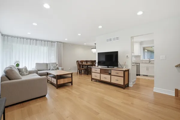 $625,000 | 212 East Monterey Avenue, Schaumburg, IL 60193