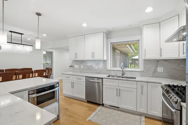$625,000 | 212 East Monterey Avenue, Schaumburg, IL 60193
