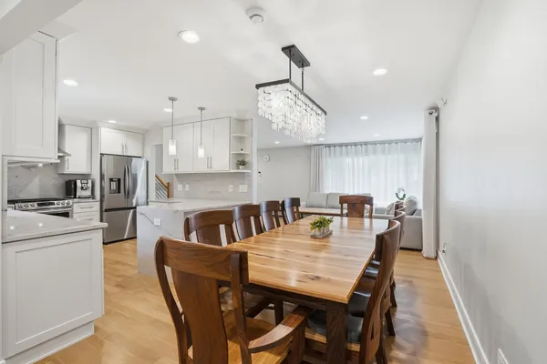 $625,000 | 212 East Monterey Avenue, Schaumburg, IL 60193