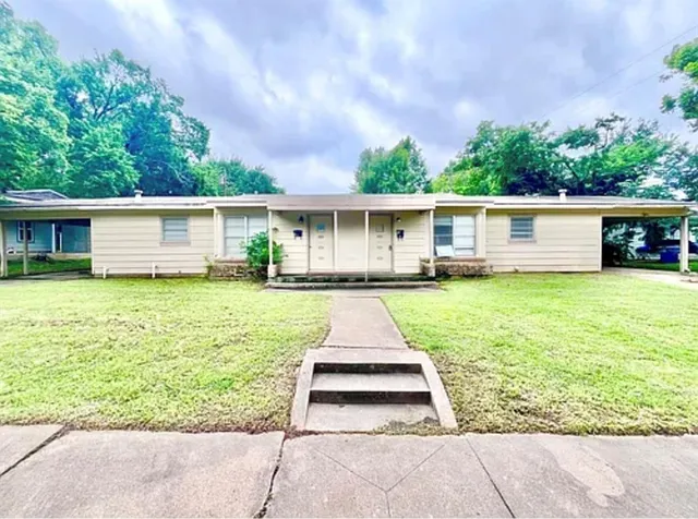 a front view of house with yard