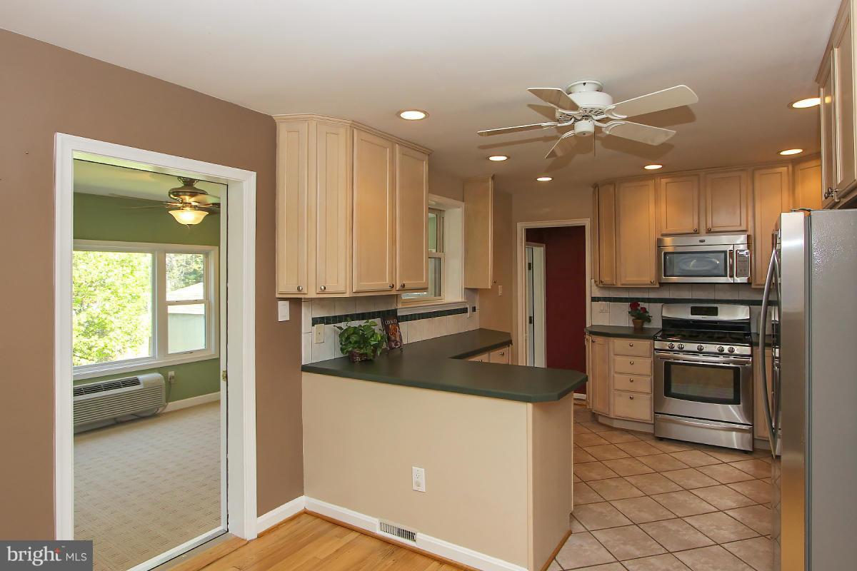 4713 Oxbow Road Rockville, MD 20852 - Photo 11 of 30 Kitchen
