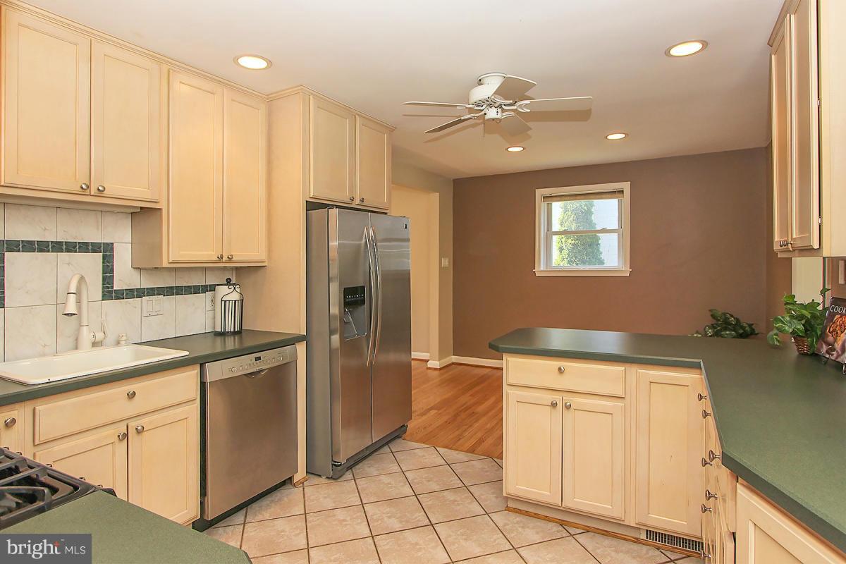 4713 Oxbow Road Rockville, MD 20852 - Photo 13 of 30 Kitchen