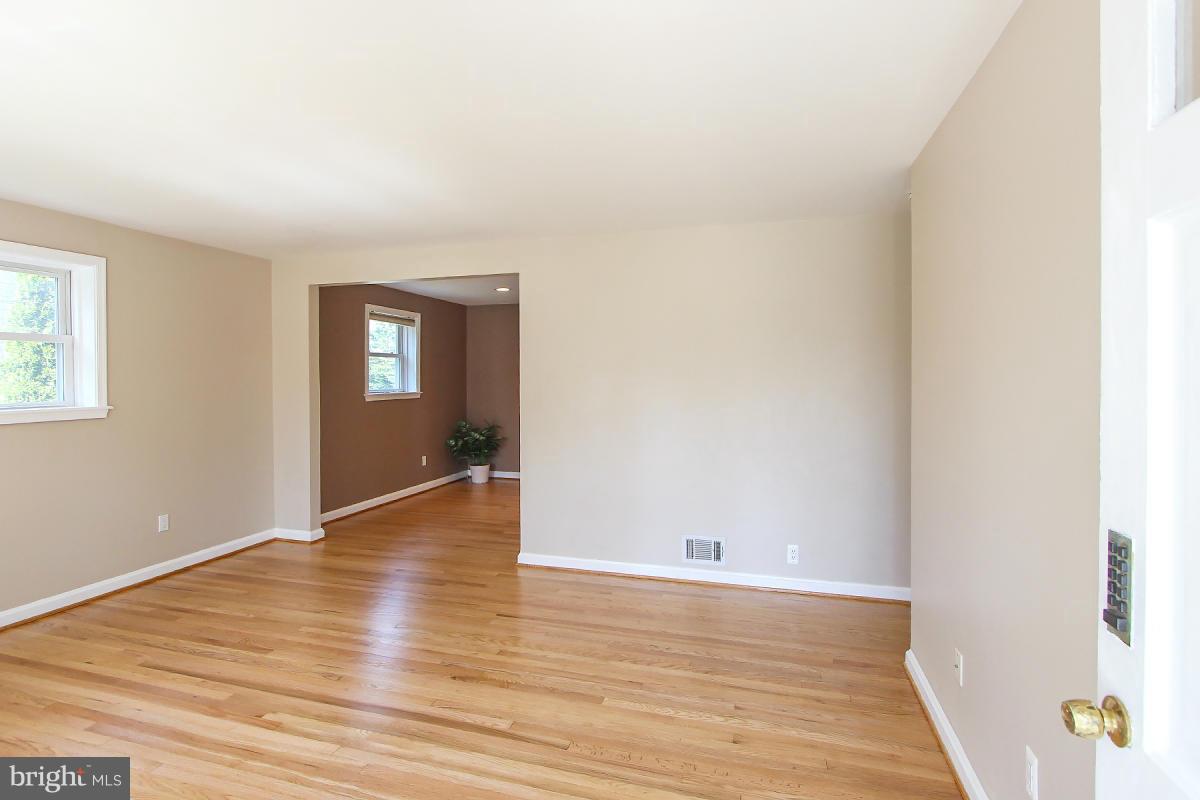 4713 Oxbow Road Rockville, MD 20852 - Photo 3 of 30 Living Room
