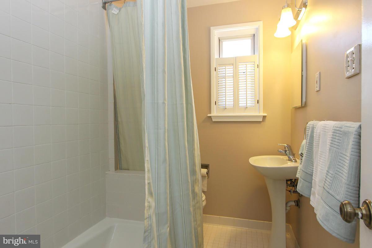 4713 Oxbow Road Rockville, MD 20852 - Photo 23 of 30 Bath