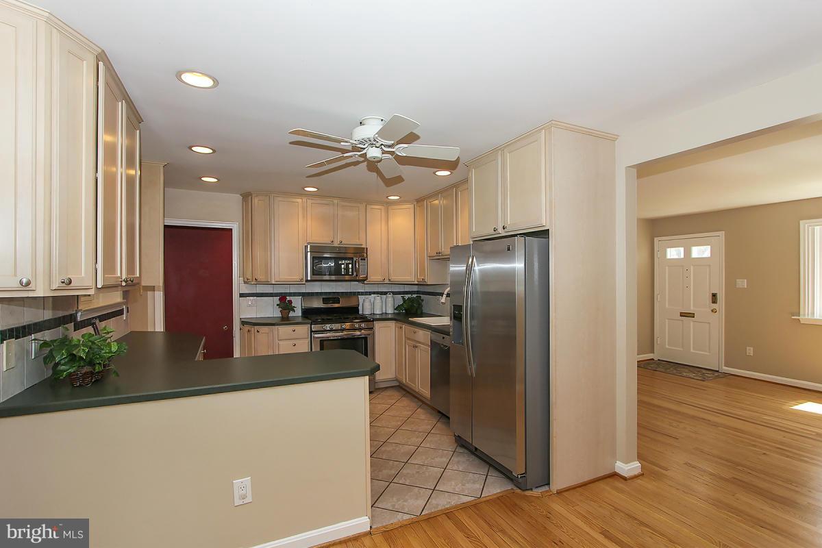 4713 Oxbow Road Rockville, MD 20852 - Photo 10 of 30 Kitchen