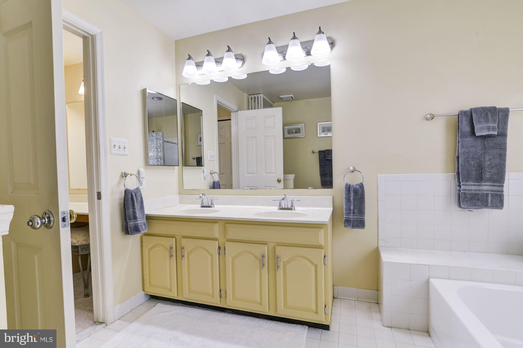 9504 Retriever Road Burke, VA 22015 - Photo 17 of 30 Bath (Master)