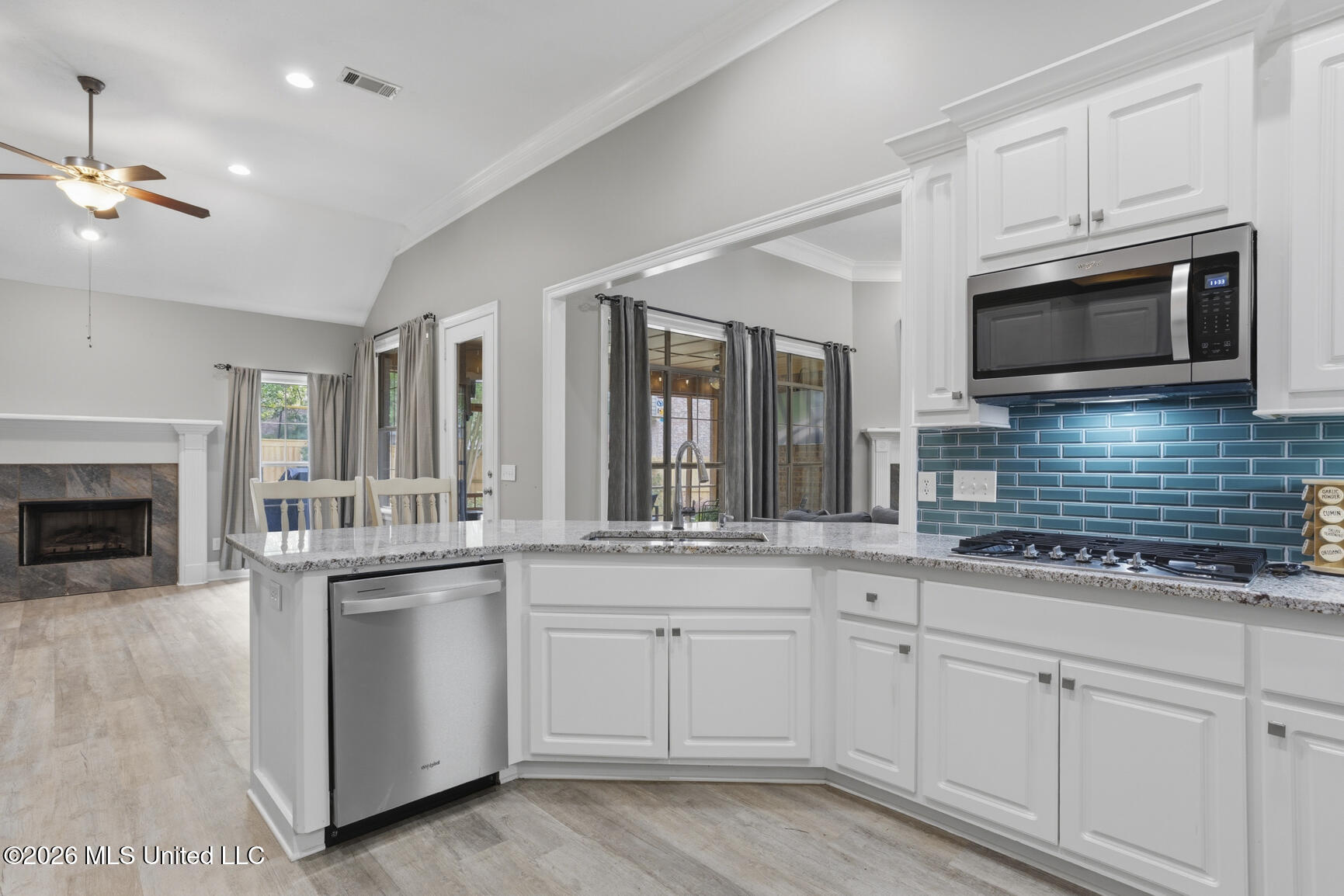 143 Covey Run Madison, MS 39110 - Photo 13 of 33 Granite Counters, Bar Seating!