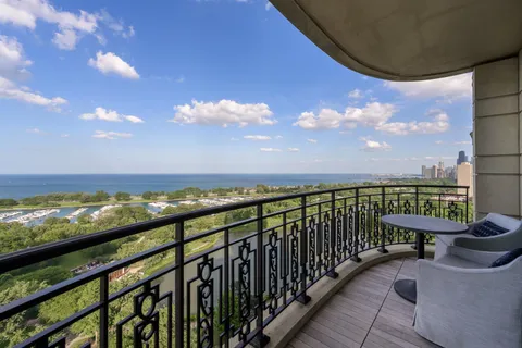 $2,999,000 | 2550 North Lakeview Avenue, Unit N1904, Chicago, IL 60614