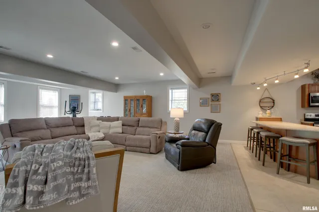 $575,000 | 1532 Winsor Drive, Quincy, IL 62305