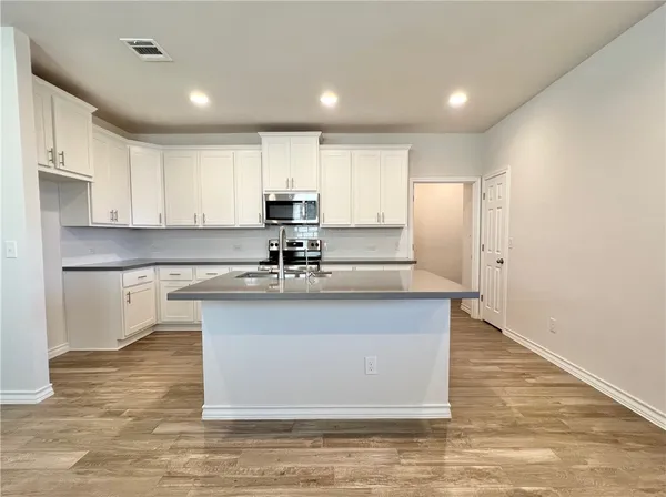 $2,195 | 704 Long Run, Liberty Hill, TX 78642