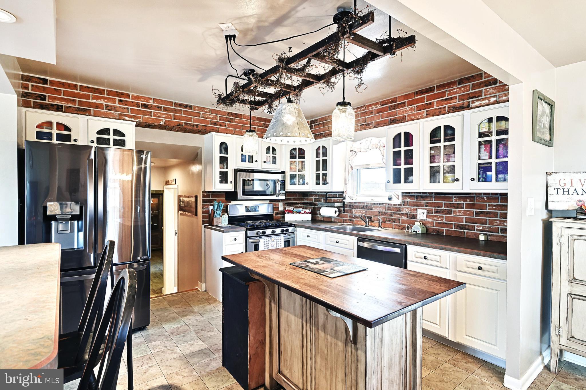 1140 Kalreda Road York, PA 17406 - Photo 12 of 51 Kitchen w/island and bar
