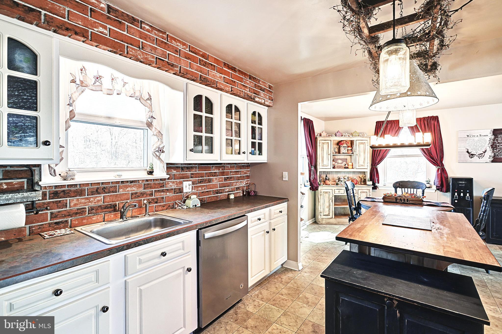 1140 Kalreda Road York, PA 17406 - Photo 13 of 51 Kitchen w/island and bar