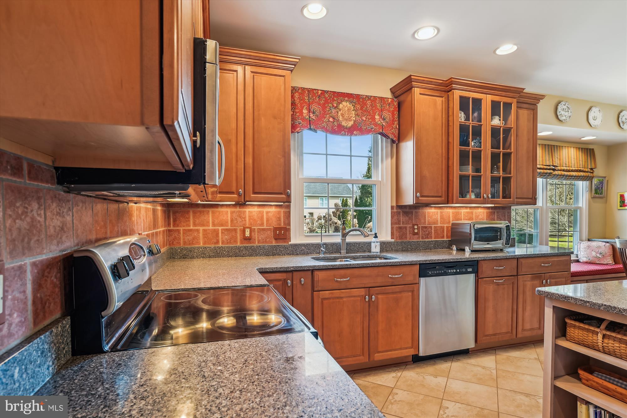 1479 Old Hickory Road Annapolis, MD 21409 - Photo 16 of 39 42" maple cabinets, SS , Silestone quartz counters
