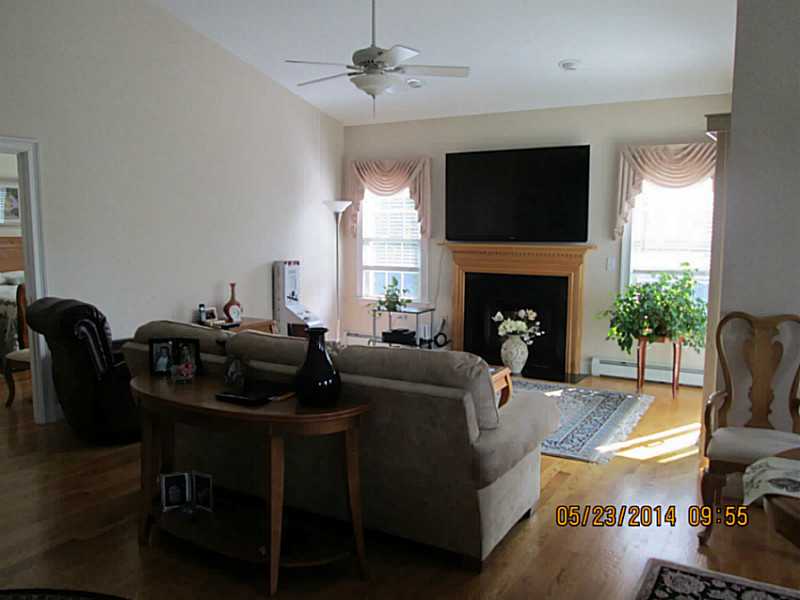 46 Quail Ridge Lane, Unit 4 Warwick, RI 02886 - Photo 6 of 20 Living Room.
