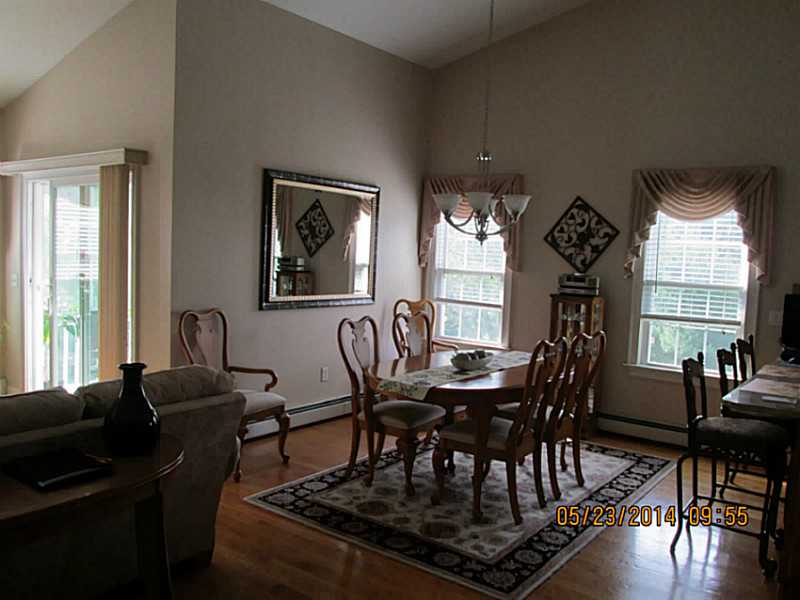 46 Quail Ridge Lane, Unit 4 Warwick, RI 02886 - Photo 7 of 20 Dining Area.