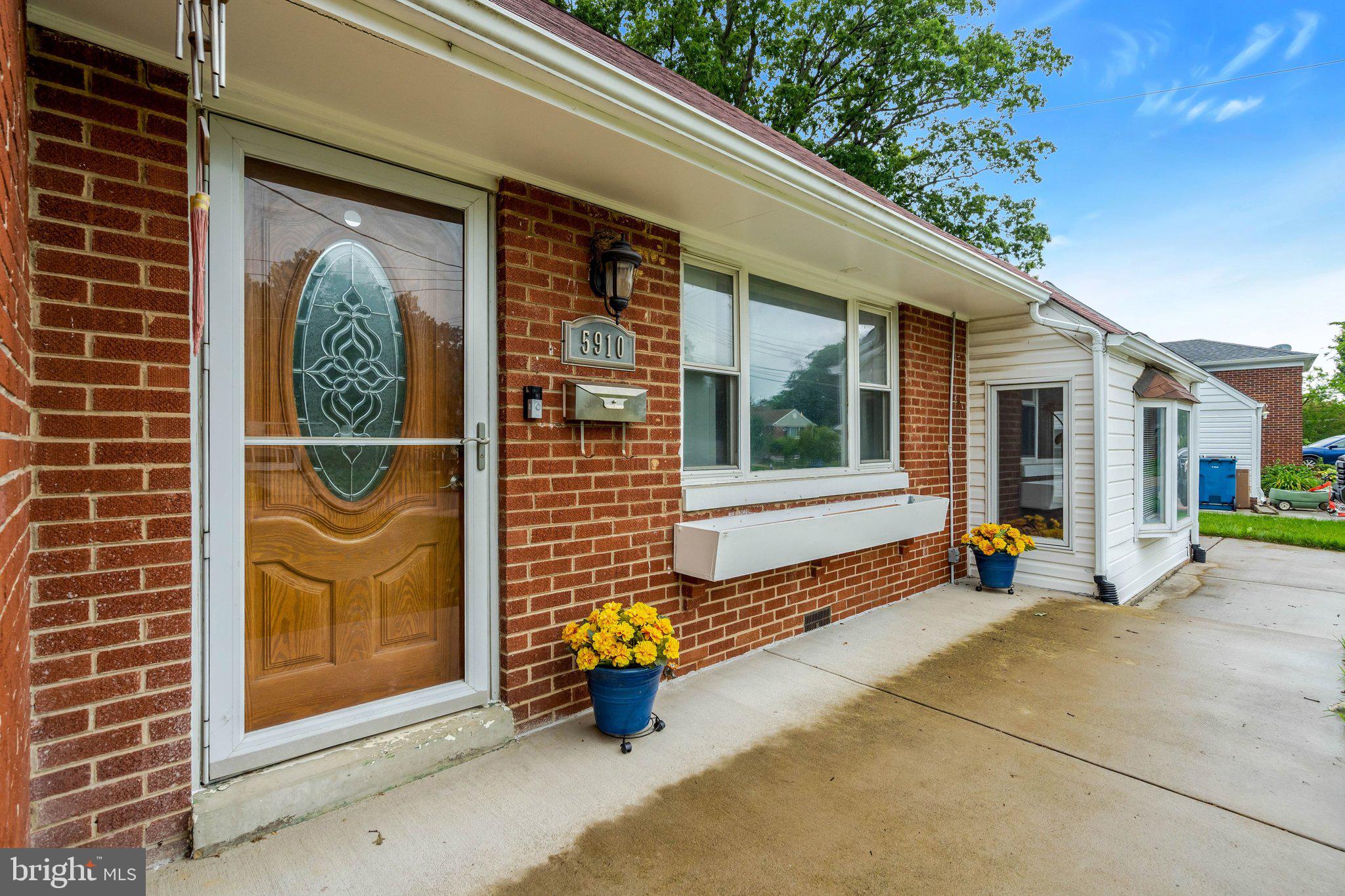 5910 Flanders Street Springfield, VA 22150 - Photo 4 of 40 Charming Entry